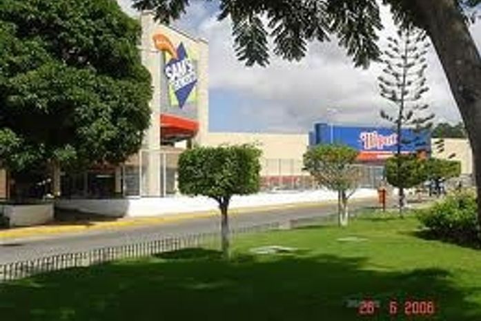 Carro roubado  é encontrado em estacionamento de Hipermercado