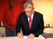 Téo adianta pagamento de servidores . Oposição promete representação