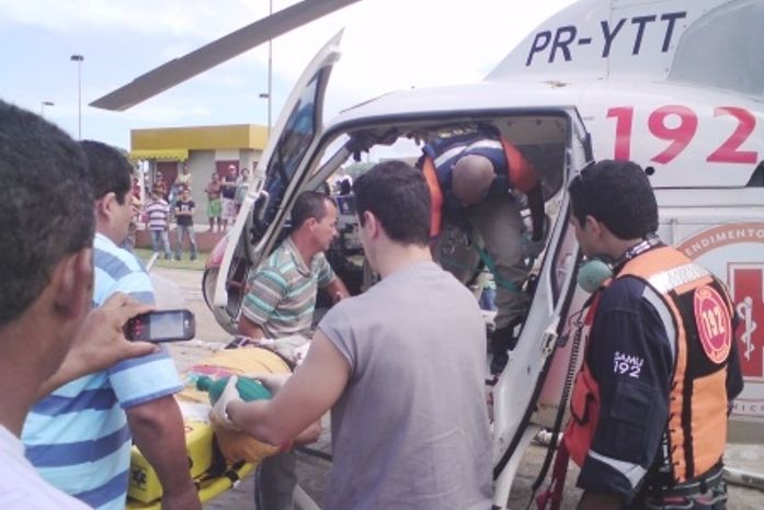 Homem cai de telhado e é resgatado por helicóptero do SAMU em estado grave