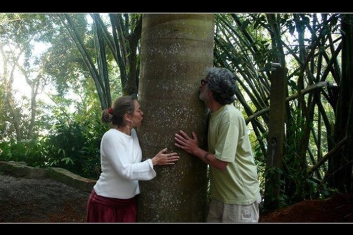 Cissa Guimarães e o músico Raul Mascarenhas abraçam árvore onde jogaram cinzas do filho