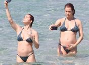 Grávida, Letícia Spiller tira foto da barriga em praia carioca