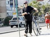 Vídeo: Francisco Cuoco é hospitalizado após queda de bicicleta no Rio