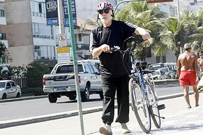 Vídeo: Francisco Cuoco é hospitalizado após queda de bicicleta no Rio