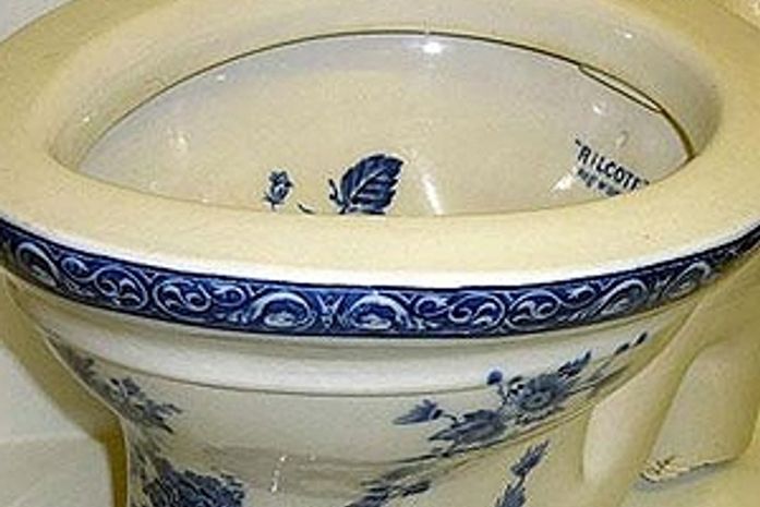 Vaso sanitário de John Lennon leiloado por 12 mil euros