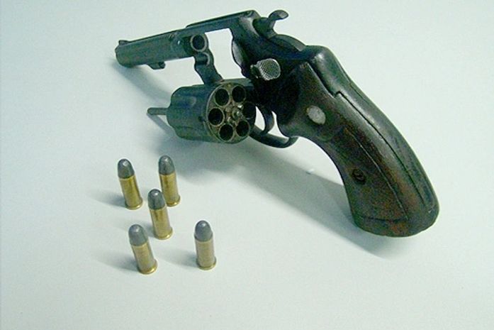 Homem é autuado por porte ilegal de arma