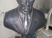 Casa do Penedo doa busto de IB Gatto para Instituto Histórico e Geográfico