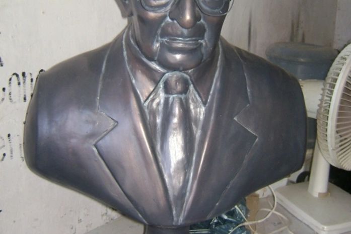 Casa do Penedo doa busto de IB Gatto para Instituto Histórico e Geográfico