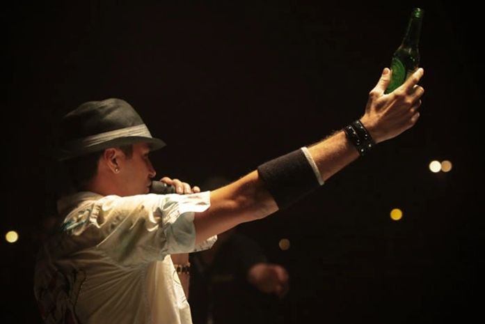 Latino abandona show depois de levar garrafadas no palco