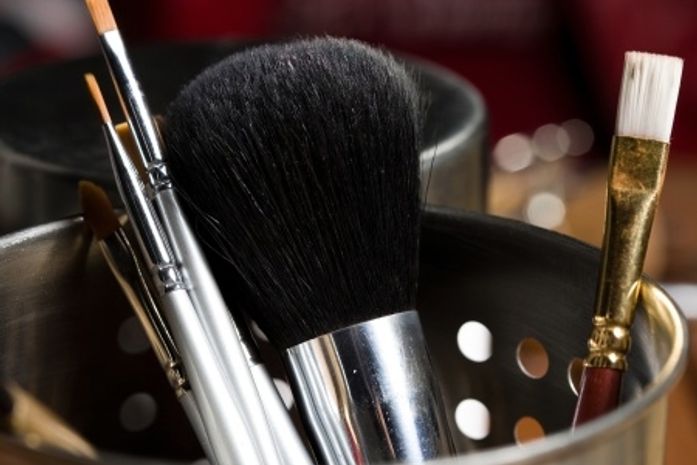 Segundo especialistas, só a água não é capaz
de limpar completamente os pincéis de maquiagem