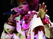 A caminho do Brasil, Lauryn Hill promete continuar com shows onde "tudo pode acontecer"