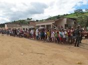 Pessoas em fila para receber donativos em
Branquinha 