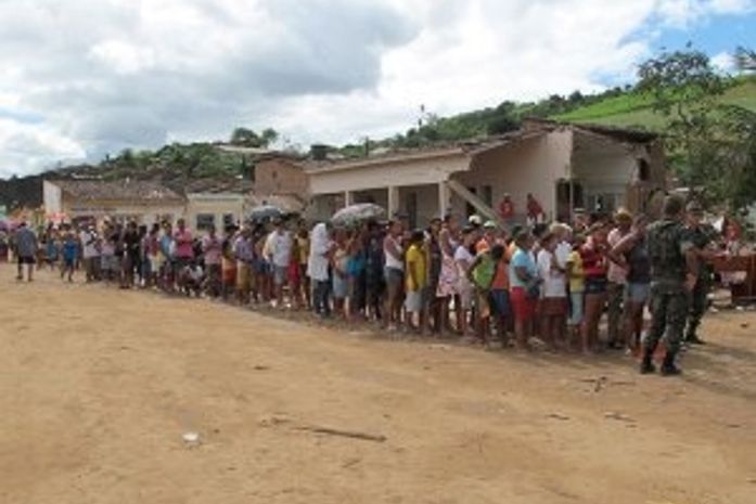 Pessoas em fila para receber donativos em
Branquinha