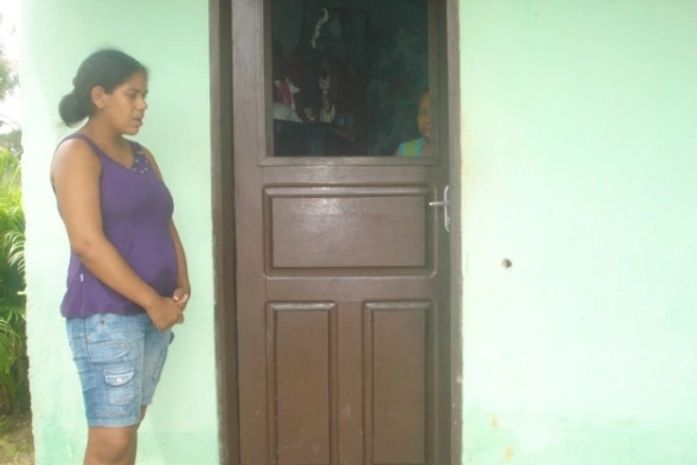 Sobrinha da vítima mostra marca de tiro na parede