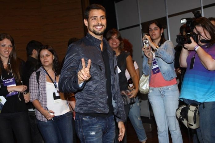 Cauã Reymond sobre namorar a mulher mais sexy do Brasil: 'Acho ótimo'