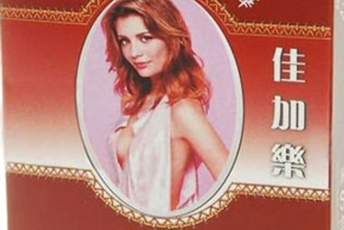 Vale tudo: Mischa Barton estampa caixa de camisinha oriental