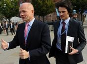 Ministro das Relações Exteriores do Reino Unido, William Hague, é alvo de boatos de que teria um caso com seu assessor, Christopher Myers 