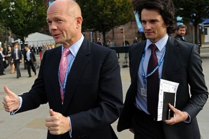 Ministro das Relações Exteriores do Reino Unido, William Hague, é alvo de boatos de que teria um caso com seu assessor, Christopher Myers