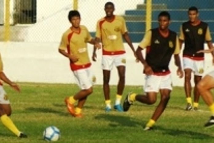 Técnico Flávio Campos tem dúvidas para definir Sampaio Corrêa