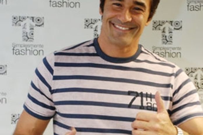 Luciano Szafir aproveita férias ao lado da nova namorada