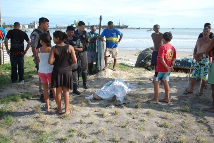 Pescador é encontrado morto por populares na Praia da Avenida