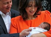 Primeiro-ministro do Reino Unido apresenta sua filha recém-nascida