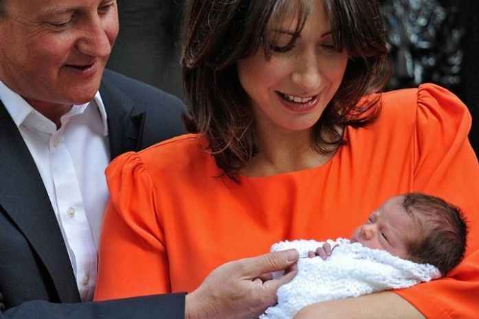 Primeiro-ministro do Reino Unido apresenta sua filha recém-nascida