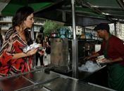 Ivete Sangalo oferece cachorro-quente para os fãs