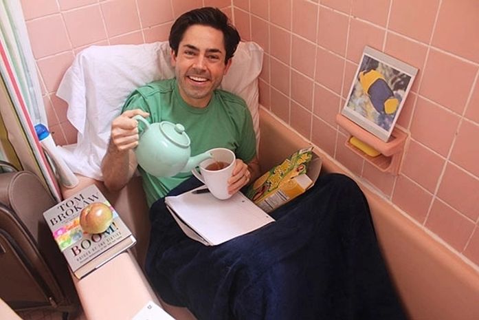 Viciado em internet decide viver no banheiro de casa