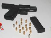 Policia prende dois e recupera pistola roubada de PM
