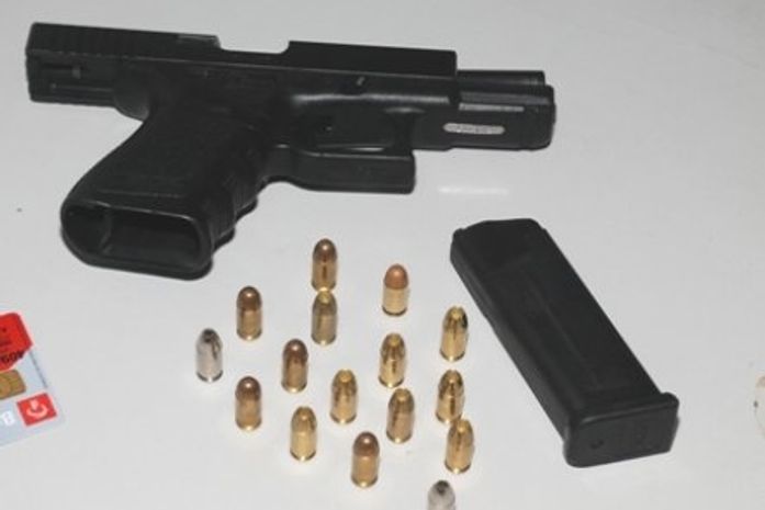 Policia prende dois e recupera pistola roubada de PM