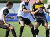 A. Pato (d), marcou o gol dos titulares da seleção