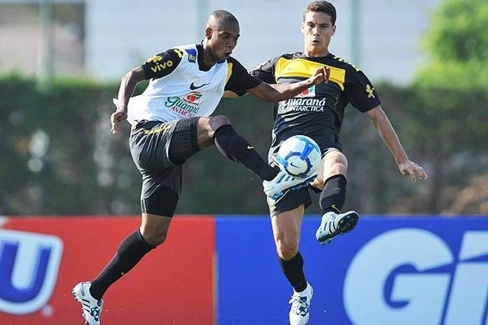 Fernandinho diz que faltava "alguma coisa" à Seleção de Dunga