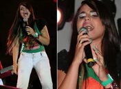 Perlla canta e deixa piercing na língua à mostra durante comenoração