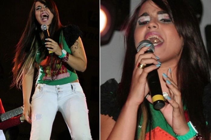 Perlla canta e deixa piercing na língua à mostra durante comenoração