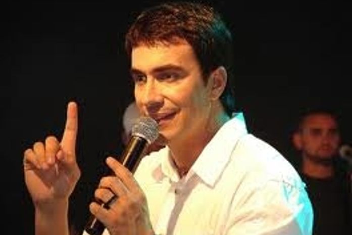 Show do padre Fábio de Melo vai ajudar gestantes vítimas das enchentes