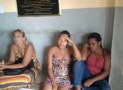 Deborah (à esquerda) contou que receberia R$ 100 para entrar com droga e celular em presídio