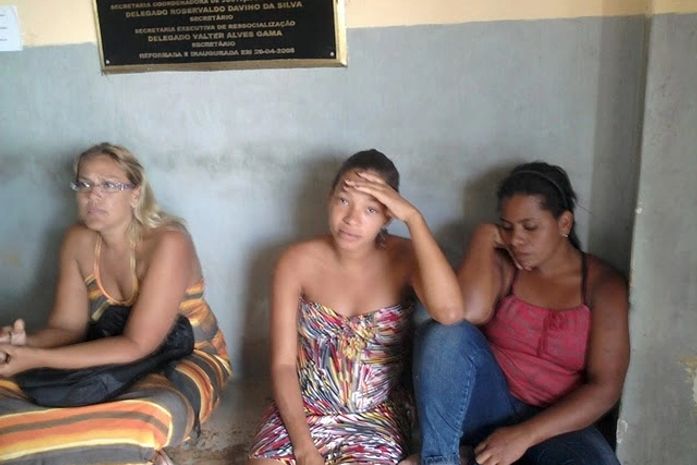 Deborah (à esquerda) contou que receberia R$ 100 para entrar com droga e celular em presídio