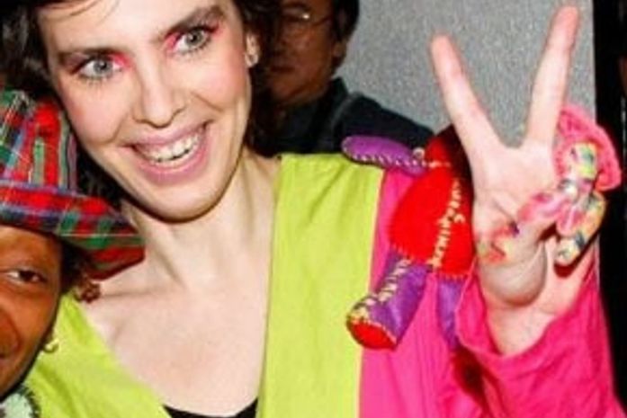 Adriana Calcanhotto oficializa relação com filha de Vinicius de Moraes