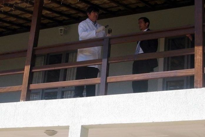 Perito George Sanguinetti recolhe material encontrado no sítio do goleiro Bruno