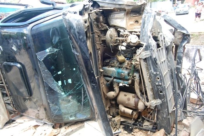 Transporte escolar capota e deixa adolescentes feridos em Mata Grande