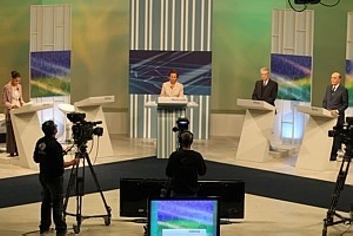 Dilma falta a debate e vira alvo de adversários