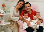 Luciano e Flávia Fonseca apresentam as filhas, Isabella e Helena