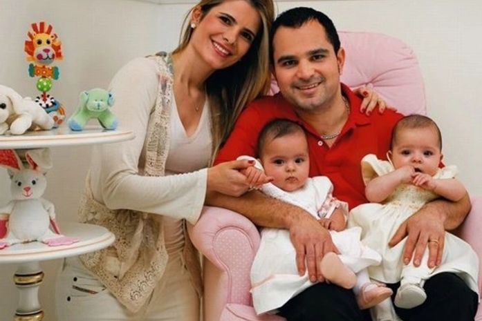 Luciano e Flávia Fonseca apresentam as filhas, Isabella e Helena