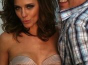 Cabeleireiro posta foto de Carolina Dieckmann usando apenas top