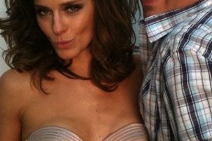 Cabeleireiro posta foto de Carolina Dieckmann usando apenas top