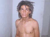 Ladrão usa arame para ‘pescar’ roupas