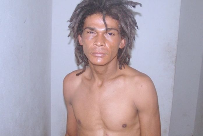 Ladrão usa arame para ‘pescar’ roupas