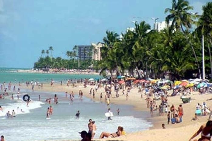 Voluntários limpam praias em Alagoas neste sábado