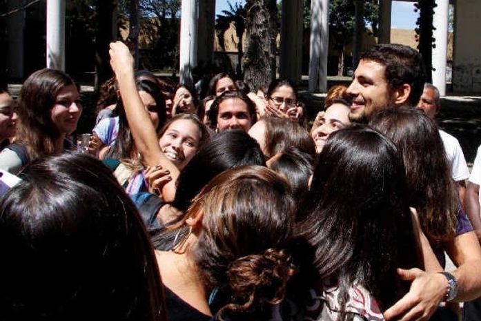 Cauã Reymond é cercado por fãs em gravação de 'Passione'