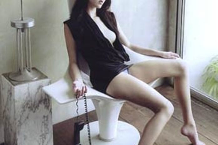 Modelo da 'Playboy' tem ataque e tenta arrombar porta de avião durante voo